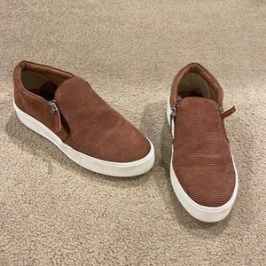 Very volatile size 7.5 women’s shoe casual great condition